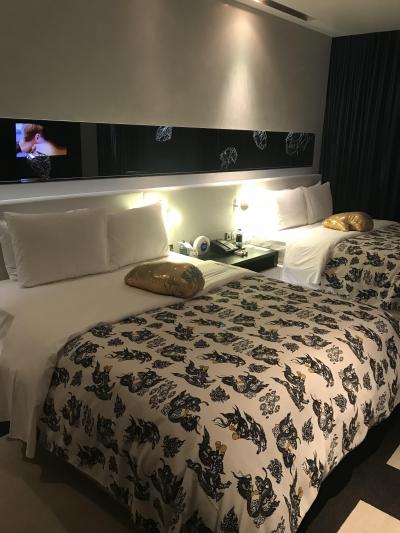 金の物体はボクシンググローブ型のクッションですw