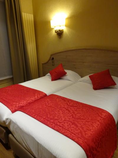 赤を効かせたベッドメーキング