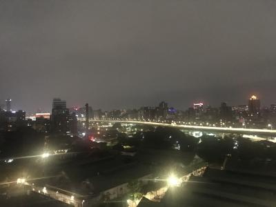 テラスから。風に当たりながら夜景を眺められるのもgoodです