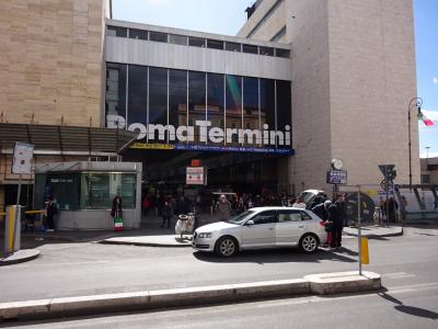 テルミニ駅入り口。ホテル目の前です。