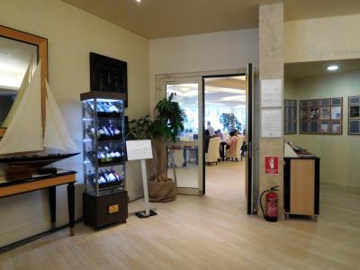 レストラン入口。本館１階にあります。