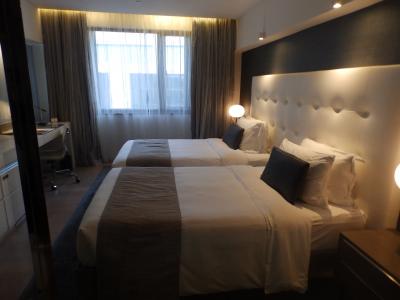 バスルーム越しに客室を。