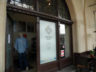 中央広場で事前にチケットを購入できます