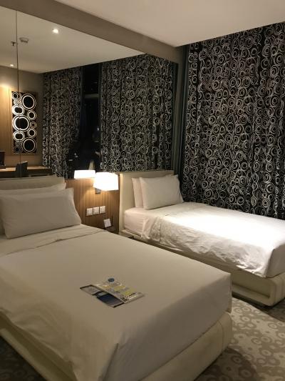 鏡張りで広く感じる