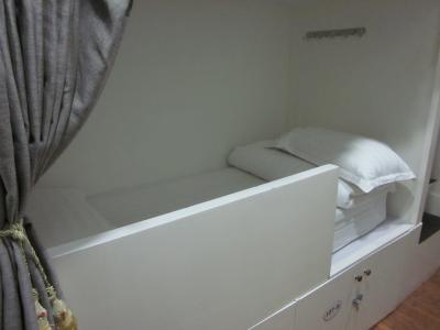 プライバシーが確保された清潔で快適なベッド！