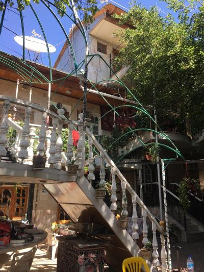 中庭を囲むように部屋が配置