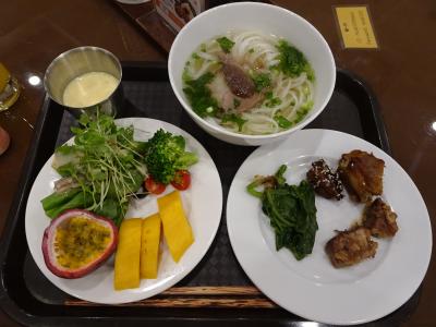 朝食は充実してます。ホットミールやサラダ、フルーツ、和食も。