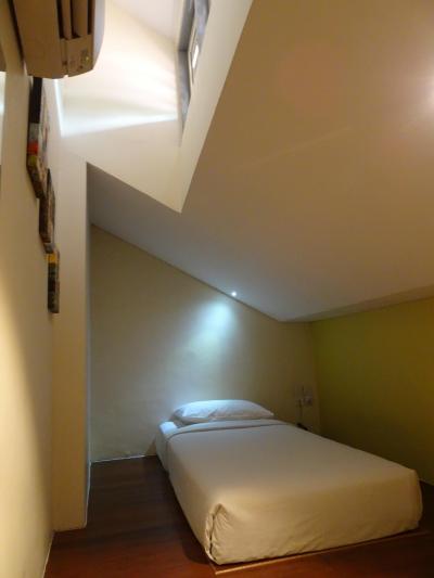 窓がないですが　天井から光がさします。