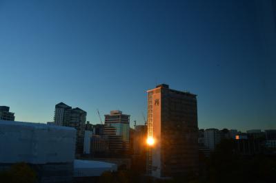 部屋の窓からの朝の様子