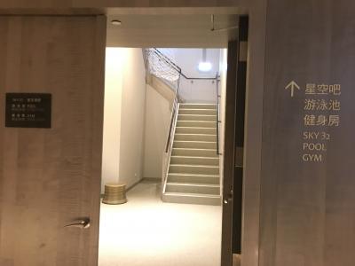 32階にある屋上プールへの入り口