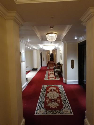 宿泊階の廊下です。絨毯も素晴らしいです。