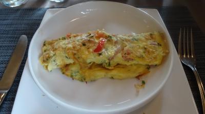 これ。新米のオムレツ。焼きすぎだよ。