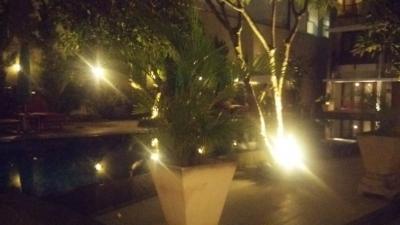 夜はプールサイドでビールでも