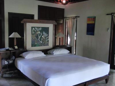 ベッドの裏側に洗面所と屋外のバスルームがあります