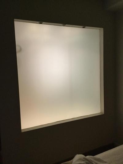 ベットルームからバスルームを見る。