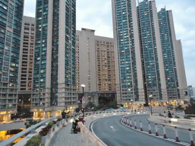 手前がマンションで、その奥にホテルがあります