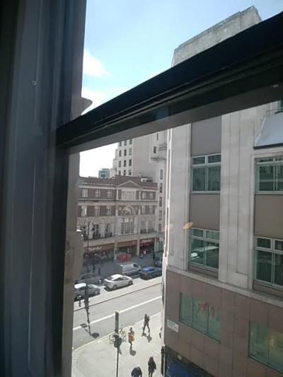 部屋からは賑やかなストランド通りが見えますが静かでした。