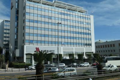 アテネ中心部から数km南にあります。