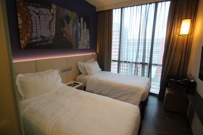 部屋も狭いながらおしゃれ。トランクはベッド下にどうぞ。