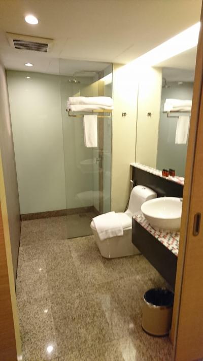 一体化した洗面台、トイレ、シャワー室