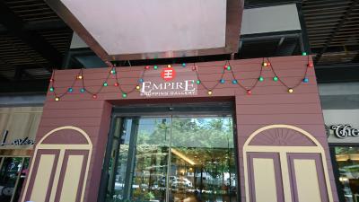 １階入り口（フロントは２階、エレベータで上がります。）