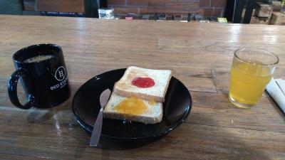 朝食は各自、ご自由に。