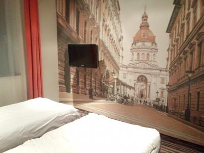 落ち着いた場所にあるホテル。夏は天気が良ければ屋上テラスからブダペストの景色が楽しめます。