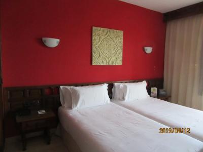 落ち着きます。窓から瓦の素敵な屋根が見えます！