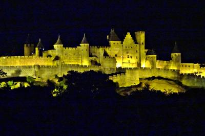 お部屋から「歴史的城塞都市カルカソンヌ」の夜景を堪能♪　Hotel des Trois Couronnes, Carcassonne