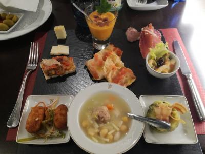 併設レストランの夕食。定食です。