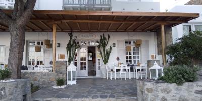 エレナホテルの玄関、テラスでゆっくり朝食摂るのがミコノス流