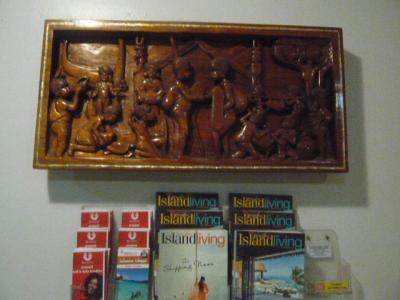 カジノホテルのロビーの壁面です。伝統的な木彫り製品が印象的