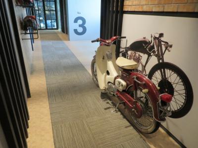 各階の廊下に往年を風靡した単車・自転車の展示