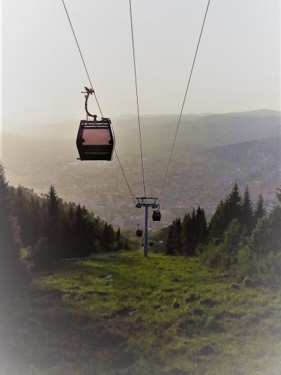 乗車中もトレべヴィッチ山からも絶景を楽しめ、五輪のボブスレー会場跡にも簡単に辿り着けます。