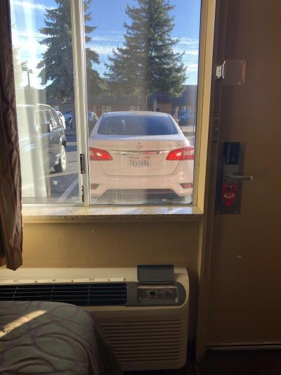 窓は入り口ドアの横の窓だけで自分の車がよく見えた。