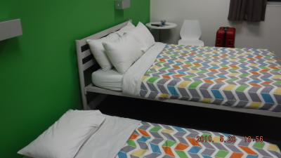 ベットは２個有りますが、通常の高さのベットの下に１台