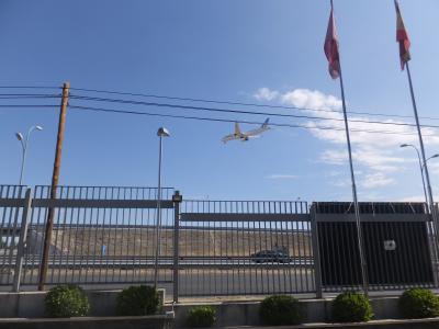 上空を飛行機が飛んでいます