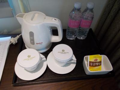 水とお茶が付いています