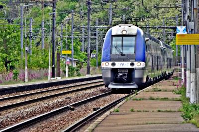 トゥールーズ行きは跨線橋を渡った1番線ホームから発車します　Gare de Moissac