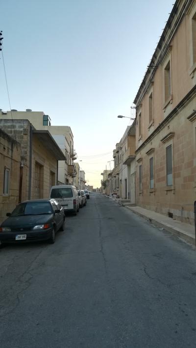 建物の前の通り