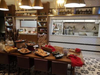 北米としては、しゃれたデザインの朝食会場