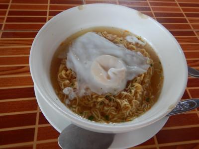 無料の朝食、カンボジアのインスタントラーメン