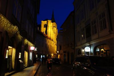 ホテル前からの写真です。夜でも人通りがあります。