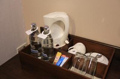 カフェ、ティー、水2本は無料、湯沸かし器有り