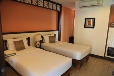 スーペリアルームは狭めでベランダは入り口側