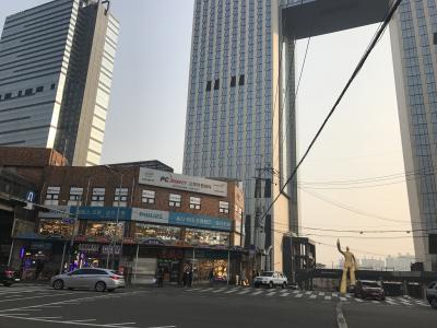 外観です。金色の人のモニュメントもあります。