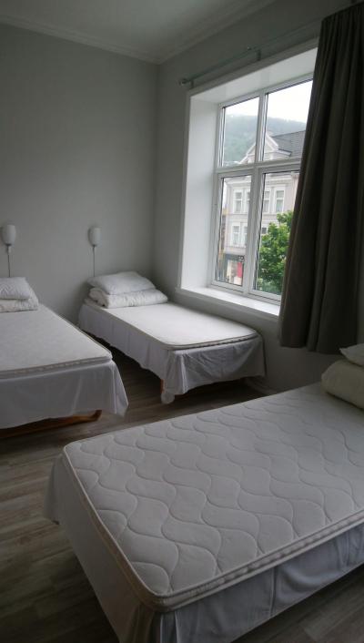 大部屋にシングルベッドが４台、バスルーム、キッチンあり