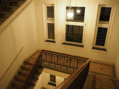 レトロな建物の階段