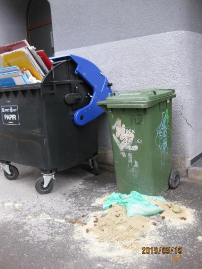 ホテルの側にはゴミ捨て場、臭かった