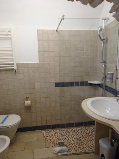 シャワーブースは小さめ